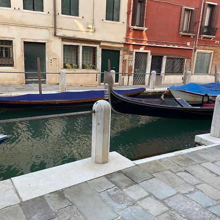 Ca' San Trovaso - 6 Rooms Venezia Esterno foto