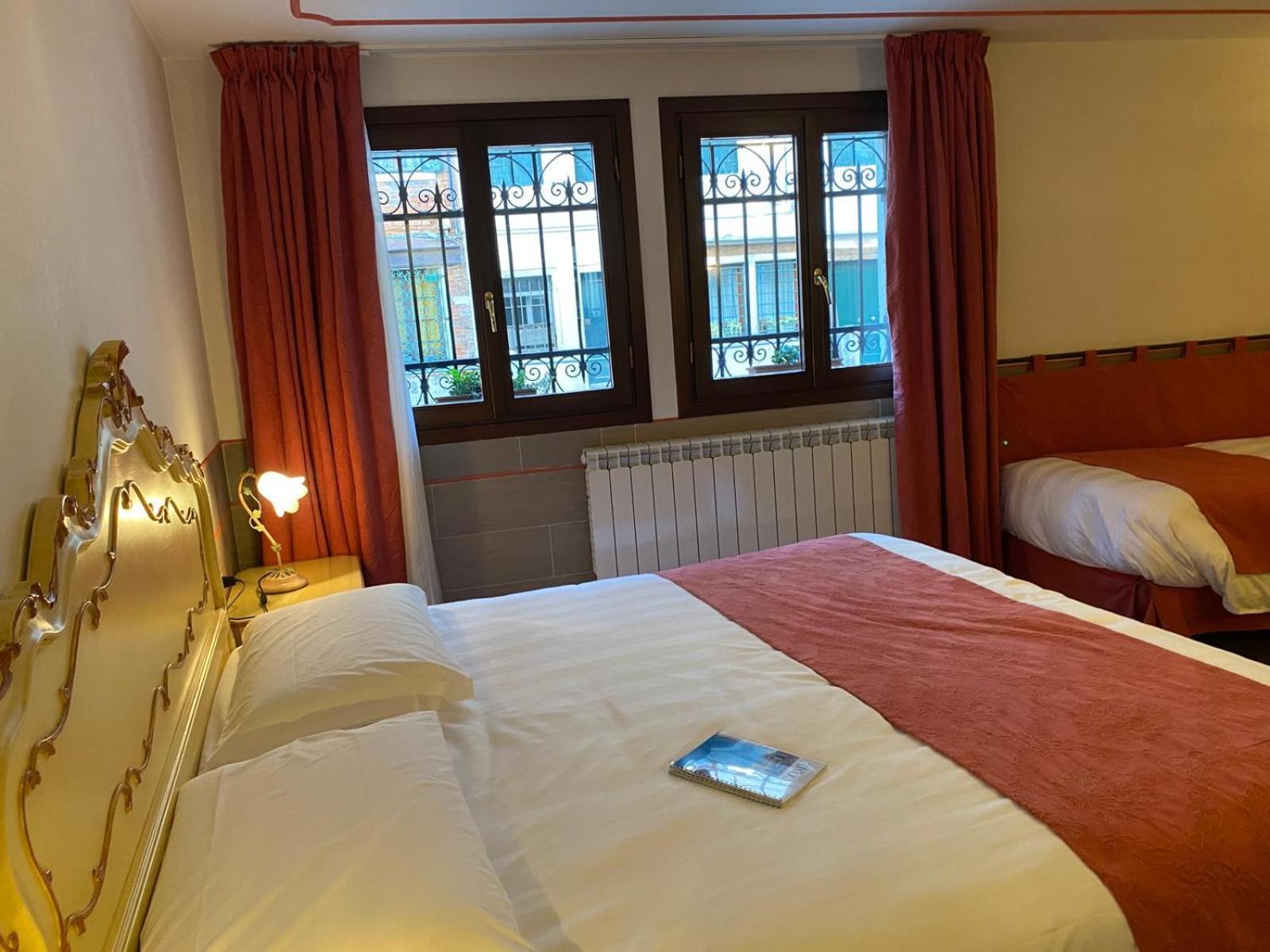 Ca' San Trovaso - 6 Rooms Venezia Esterno foto