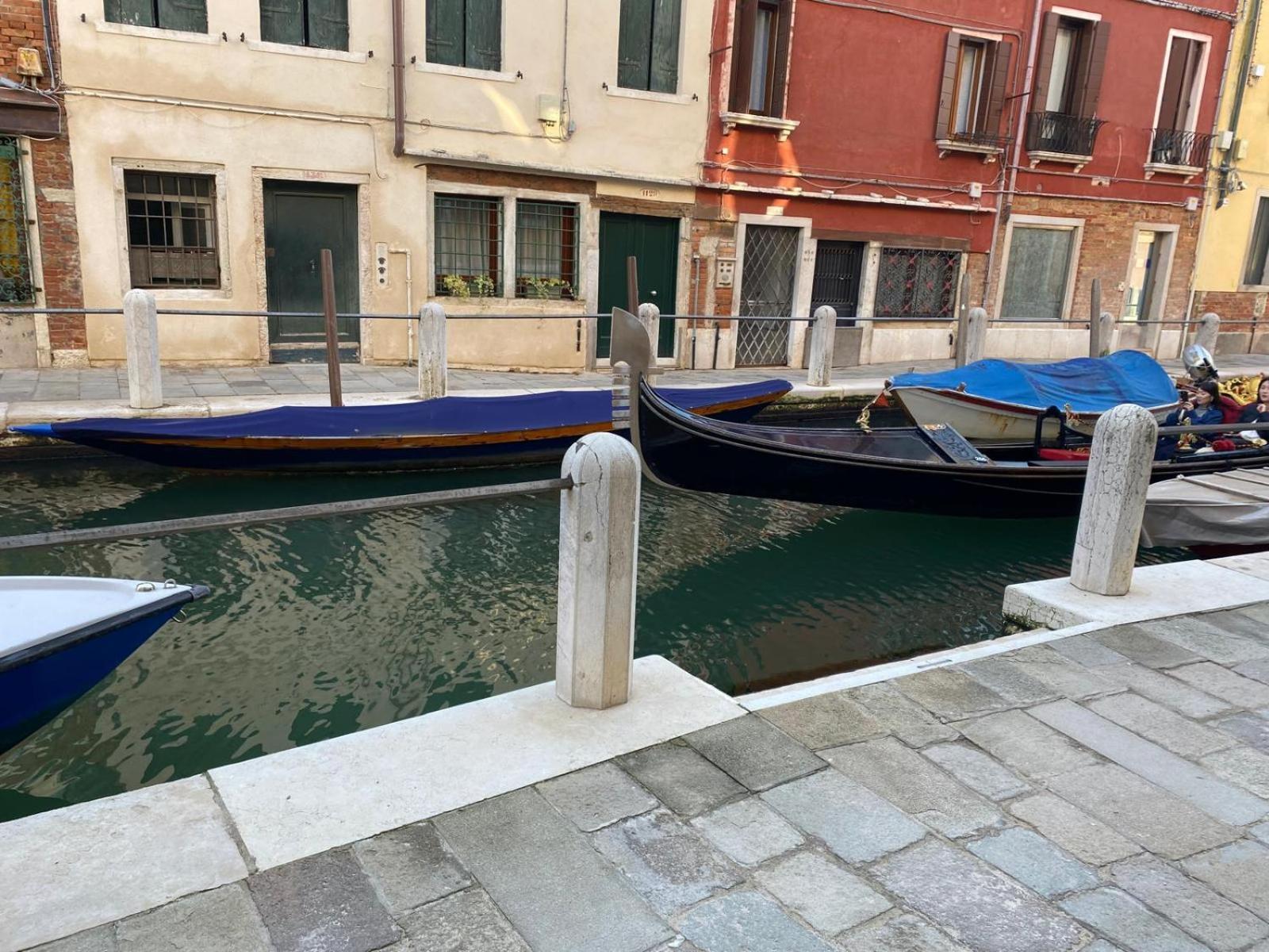 Ca' San Trovaso - 6 Rooms Venezia Esterno foto