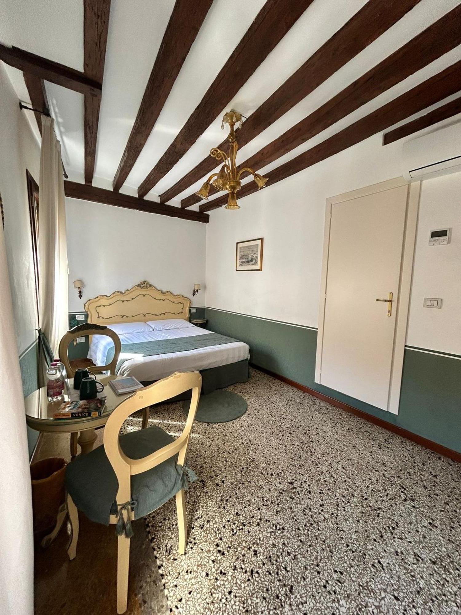 Ca' San Trovaso - 6 Rooms Venezia Esterno foto