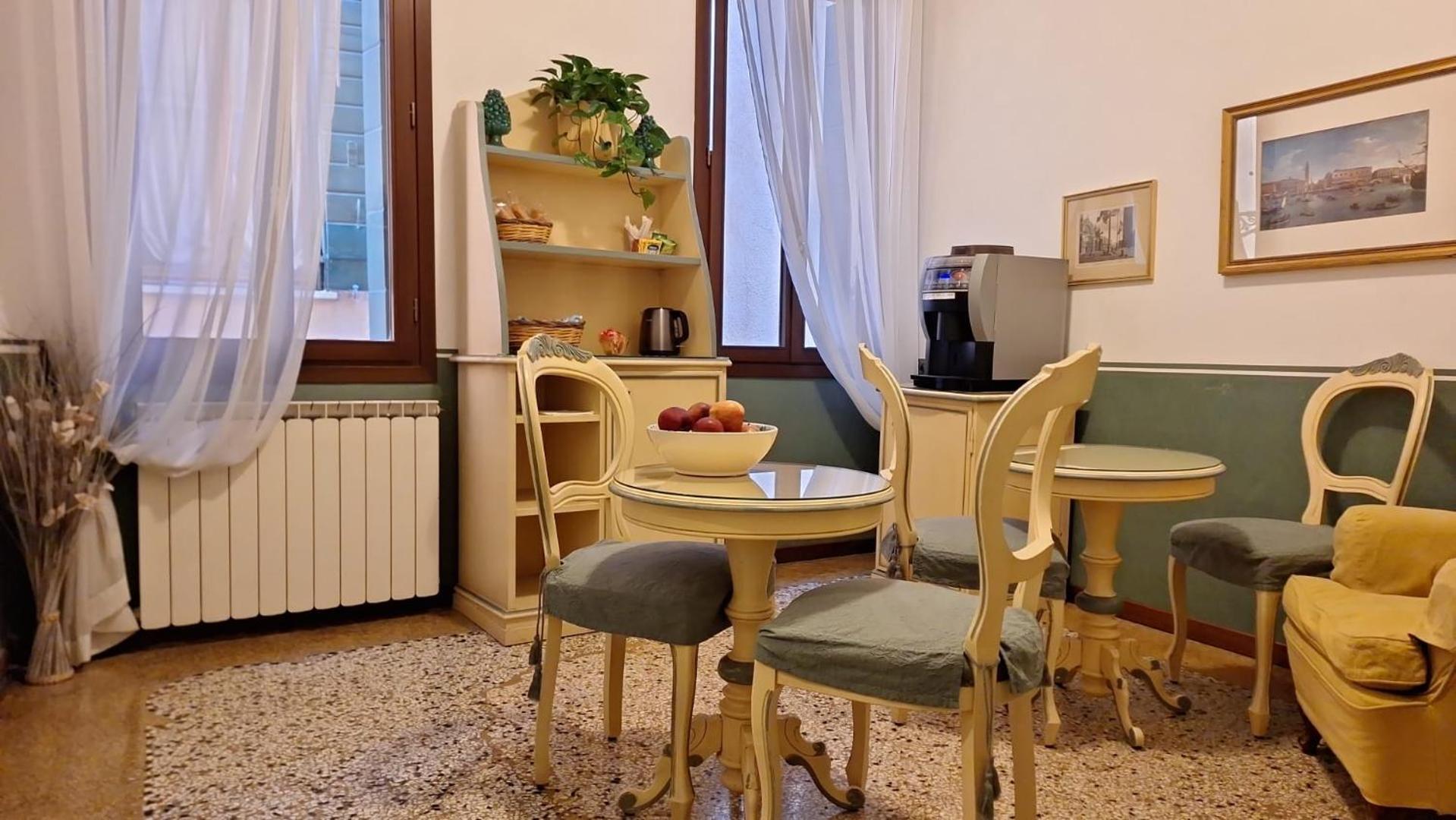 Ca' San Trovaso - 6 Rooms Venezia Esterno foto