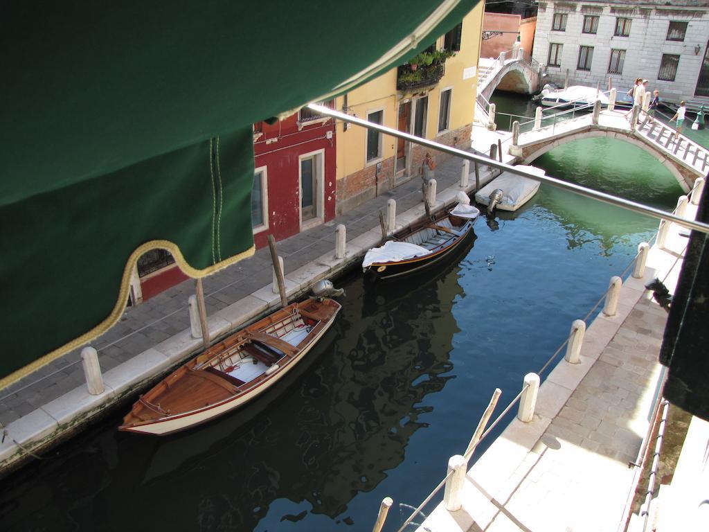 Ca' San Trovaso - 6 Rooms Venezia Esterno foto