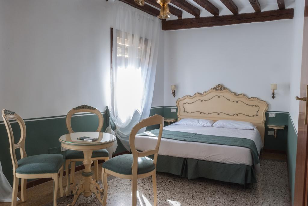 Ca' San Trovaso - 6 Rooms Venezia Esterno foto