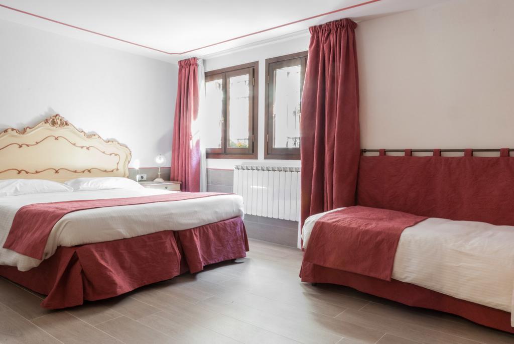 Ca' San Trovaso - 6 Rooms Venezia Esterno foto