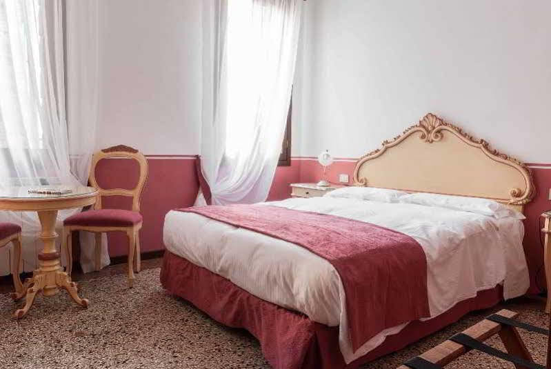 Ca' San Trovaso - 6 Rooms Venezia Esterno foto