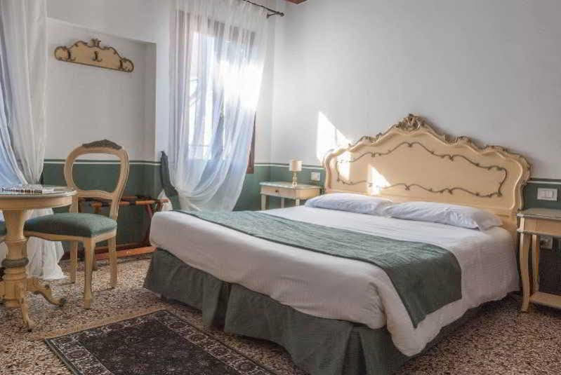Ca' San Trovaso - 6 Rooms Venezia Esterno foto
