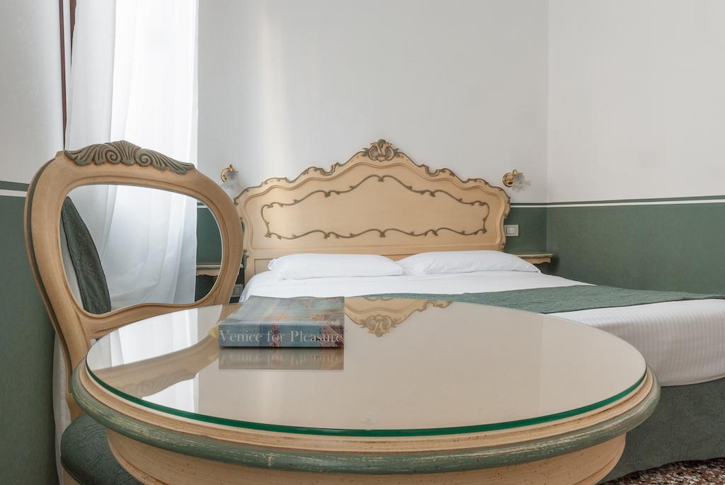 Ca' San Trovaso - 6 Rooms Venezia Esterno foto
