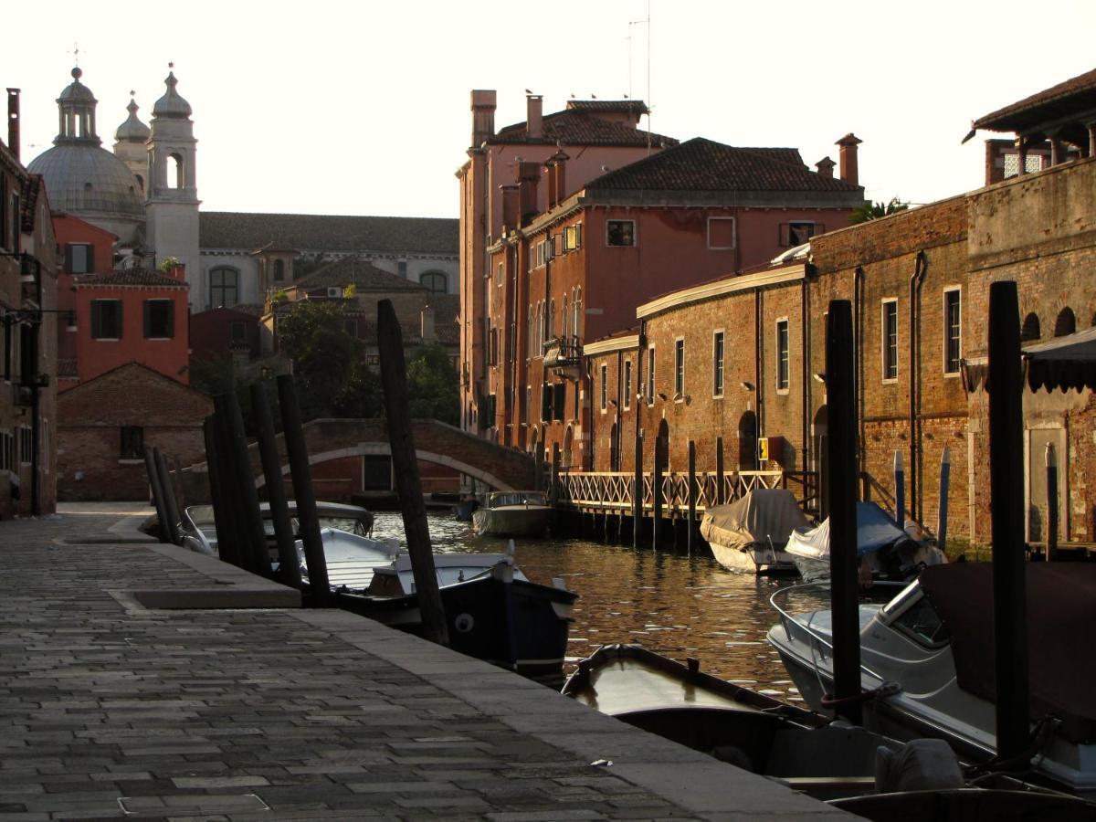Ca' San Trovaso - 6 Rooms Venezia Esterno foto