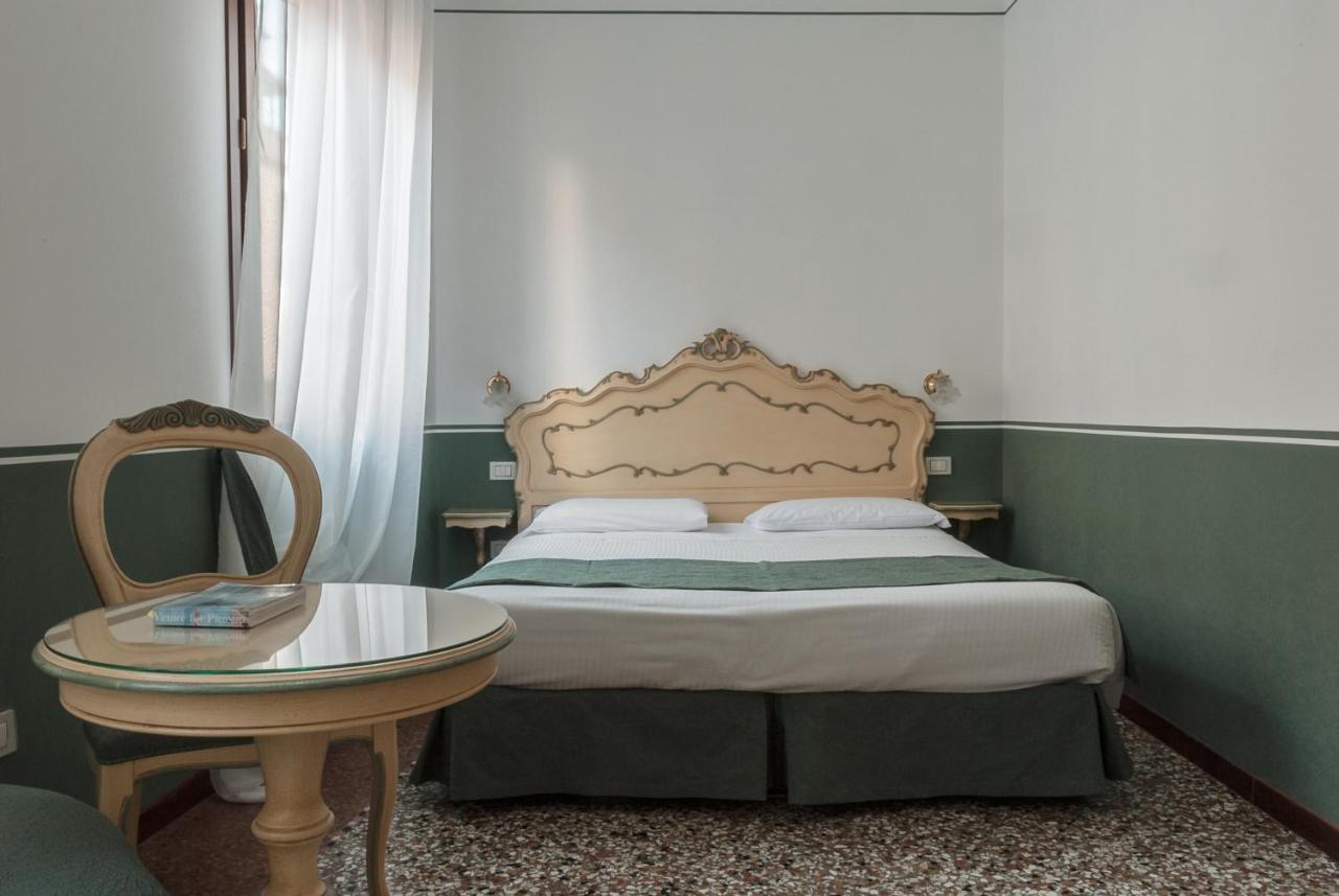 Ca' San Trovaso - 6 Rooms Venezia Esterno foto